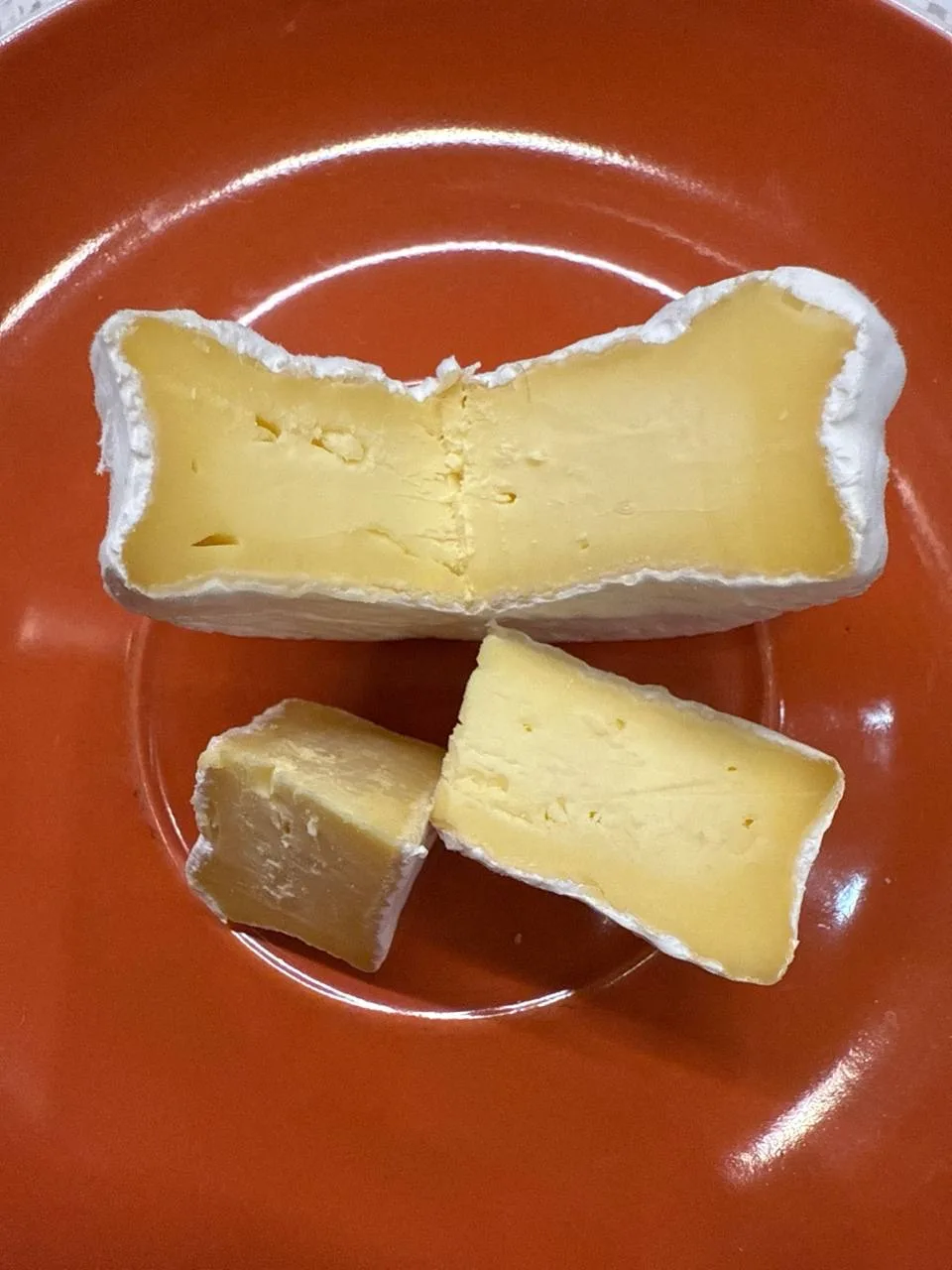 Что не так с Камамбером? 🧀  Камамбер оброс красивой "шубкой", но внутри остался плотным и не текучим