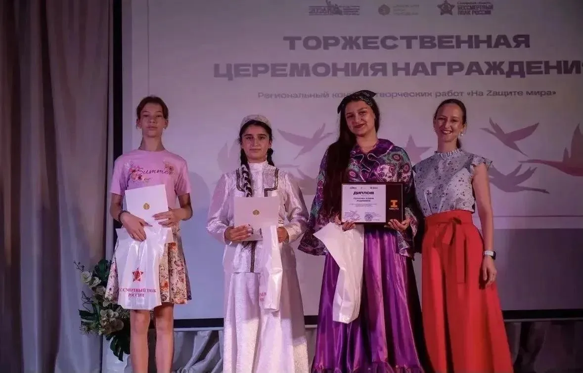 🏆 Поздравили лучших!

В преддверии Дня России в Самарском Дворце детского и юношеского творчества с