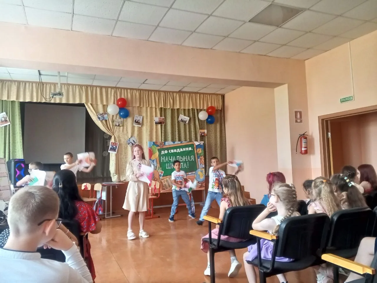 Выпускной в ЛДП: Серебряная дискотека, бумажное шоу и краски Холли! 🥳✨

Сегодняшний день в нашем ЛД