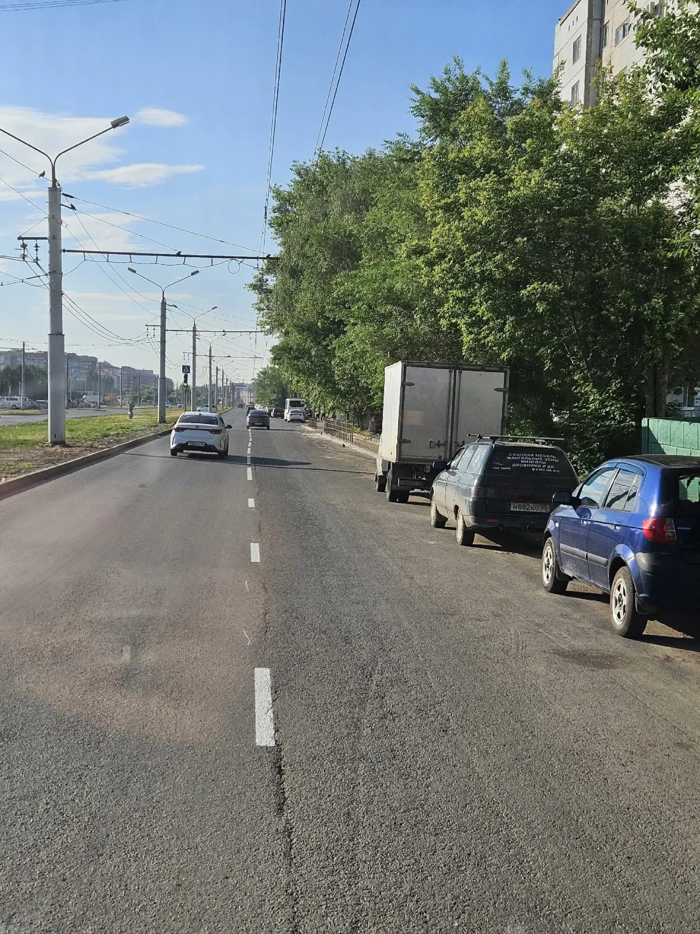 УДХБ, вы вообще понимаете, что вы рисуете? Да, тут две полосы, но справа припаркованы машины 24 часа