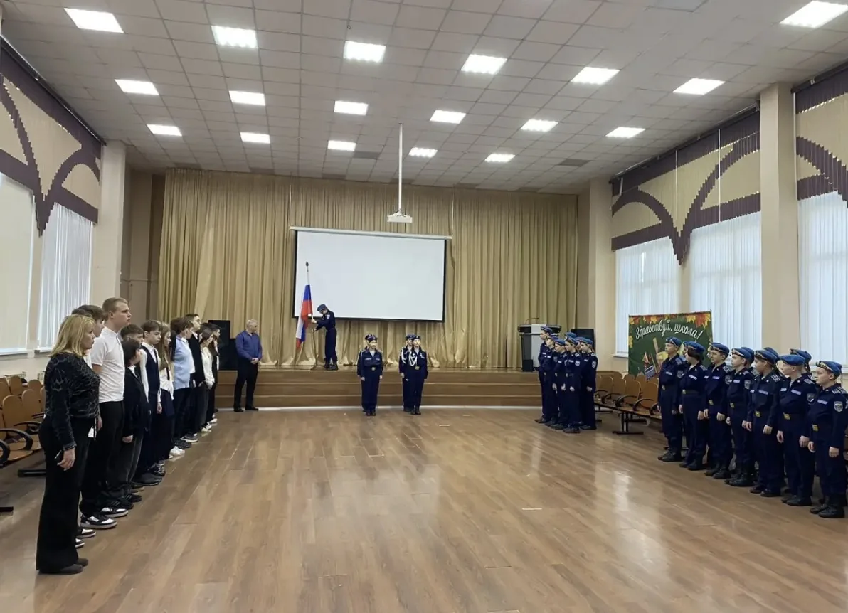 Утро вторника, традиционное поднятие флага кадетами 5 и 7 взводов.