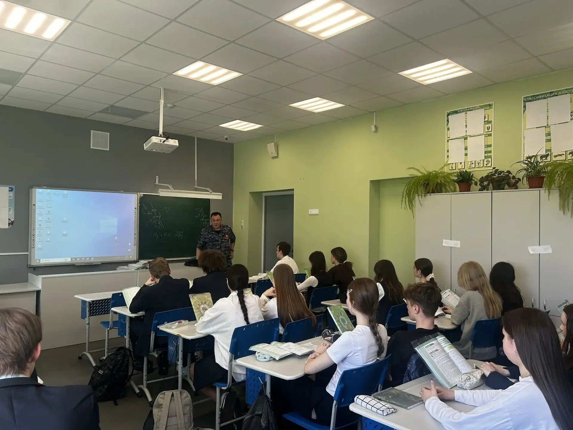 С профориентационной встречей к ученикам 10 и 11 класса образовательной организации пришёл Р.А. Каля