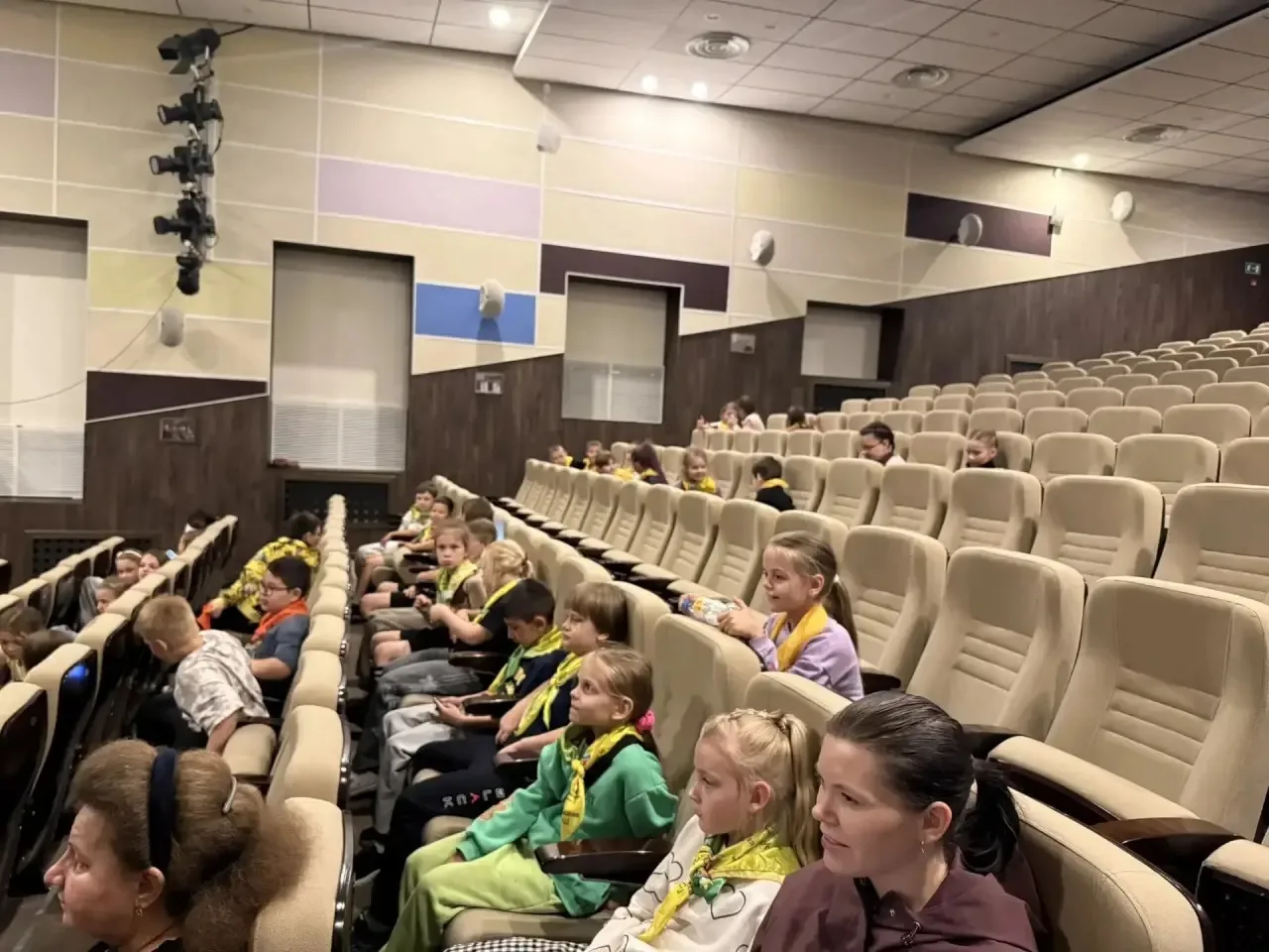 Сегодня в нашем лагере «Витаминка» прошёл настоящий день душевного кино! 🎬✨

Мы отправились в ДК им