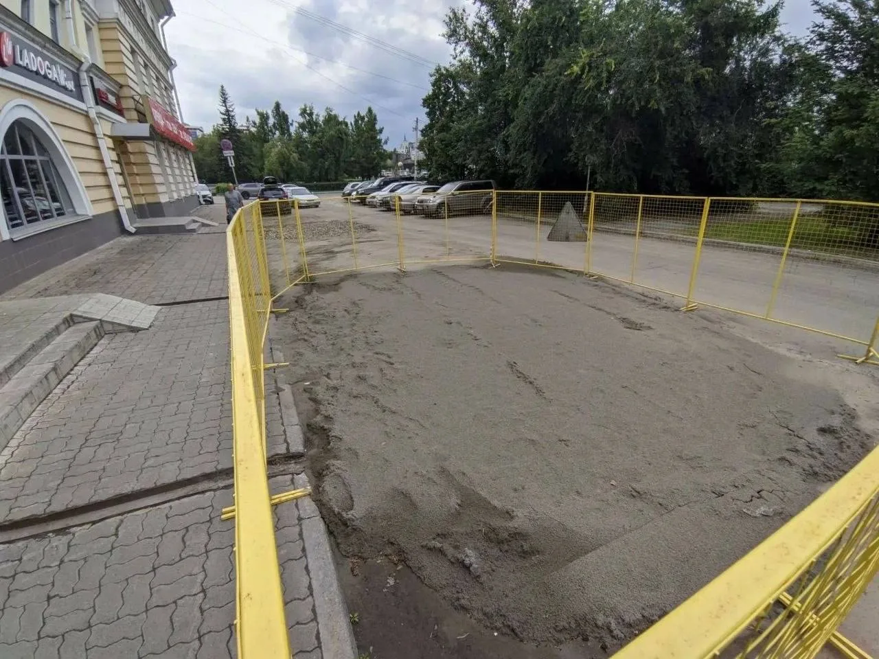 Котлован, в котором нашли срубы XVIII века, засыпали в Барнауле.