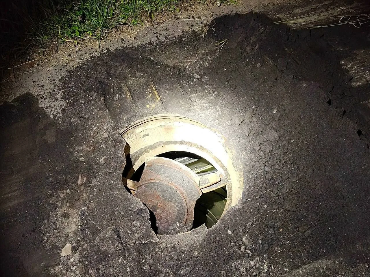🚧 На Салтыковской, у спорткомплекса, на тротуаре — большая яма, в темноте почти невиди...