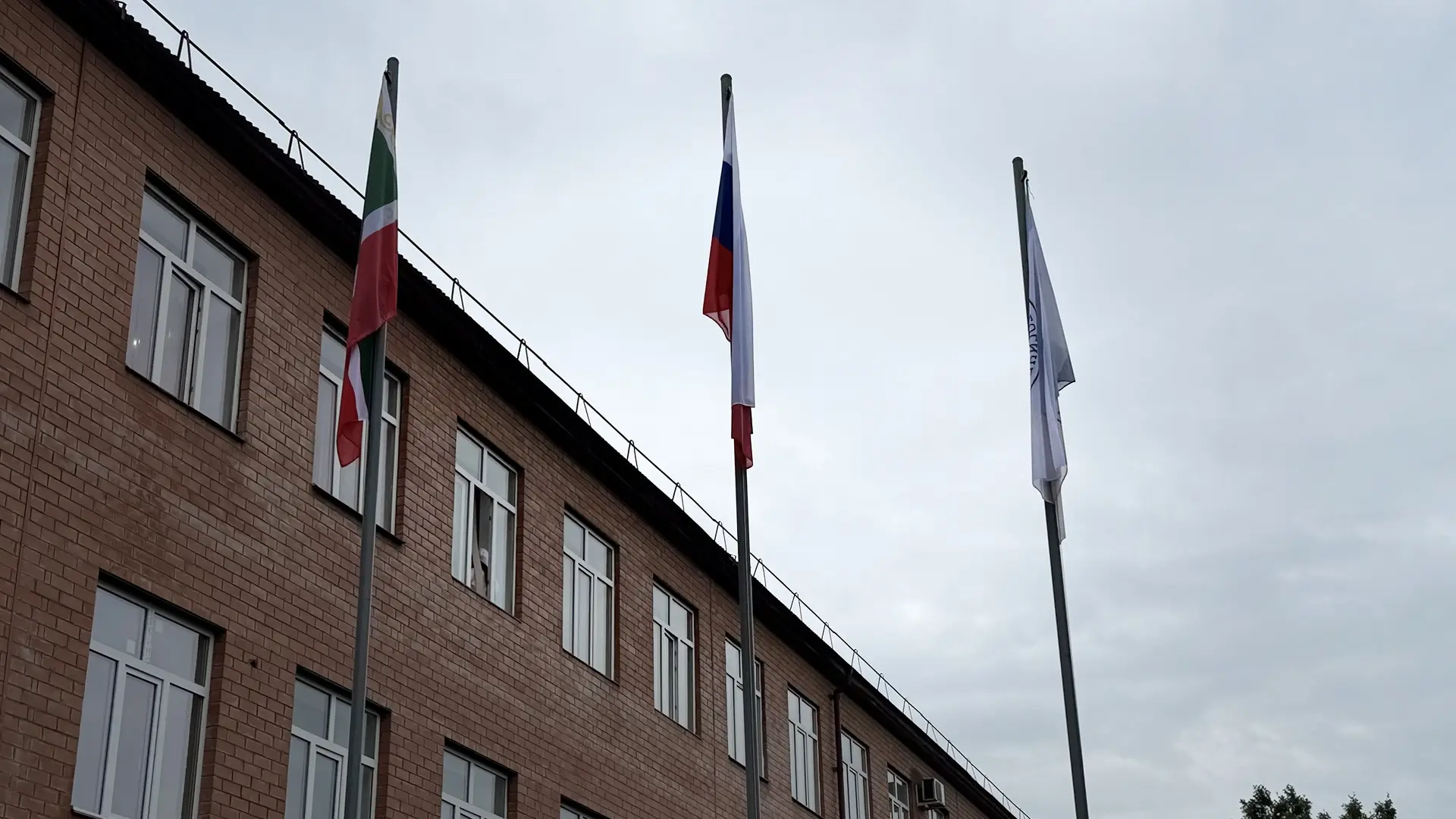 В Грозненском педагогическом колледже прошла торжественная церемония поднятия государст...