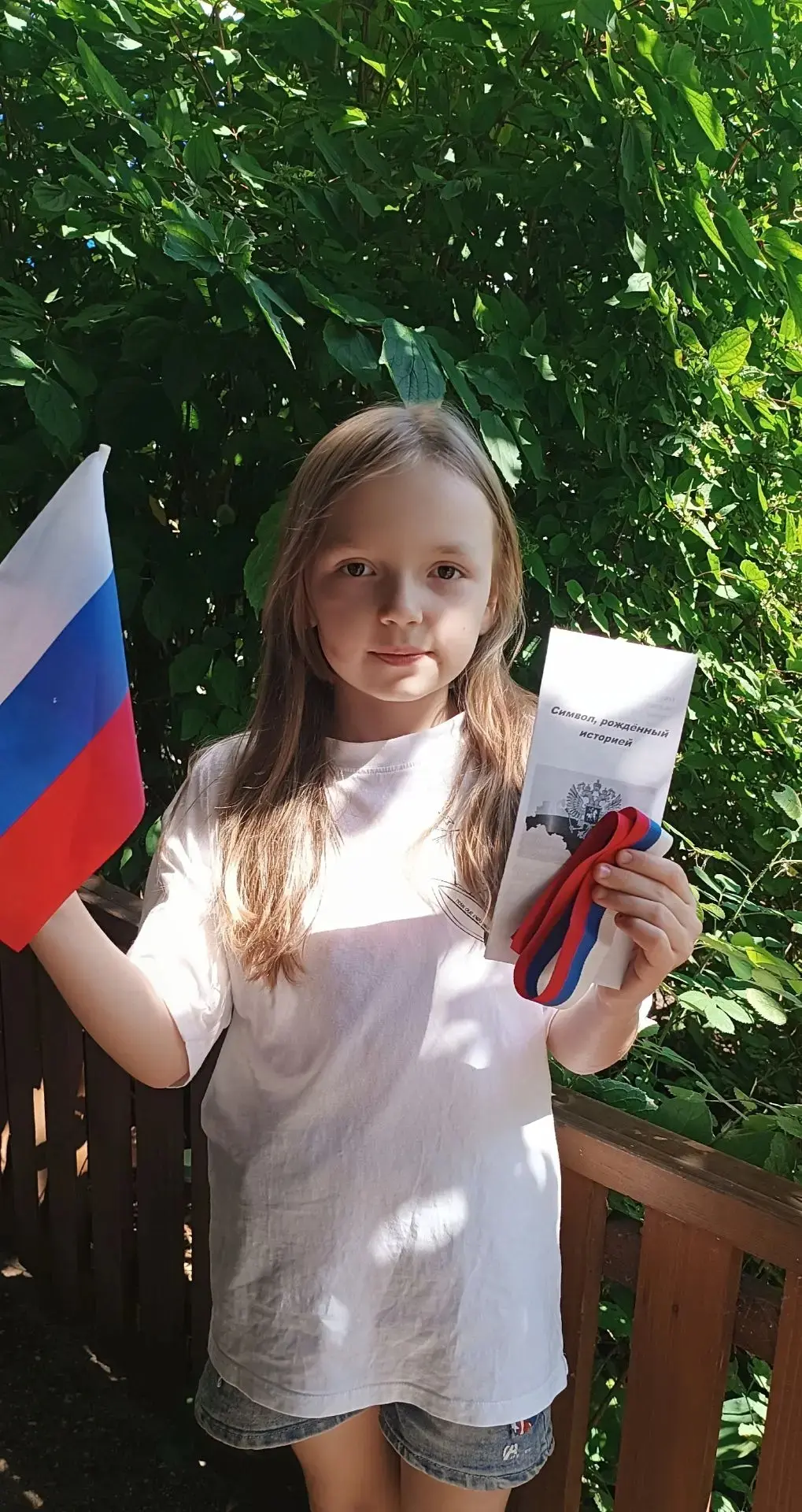 Над Родиной взмывает триколор,