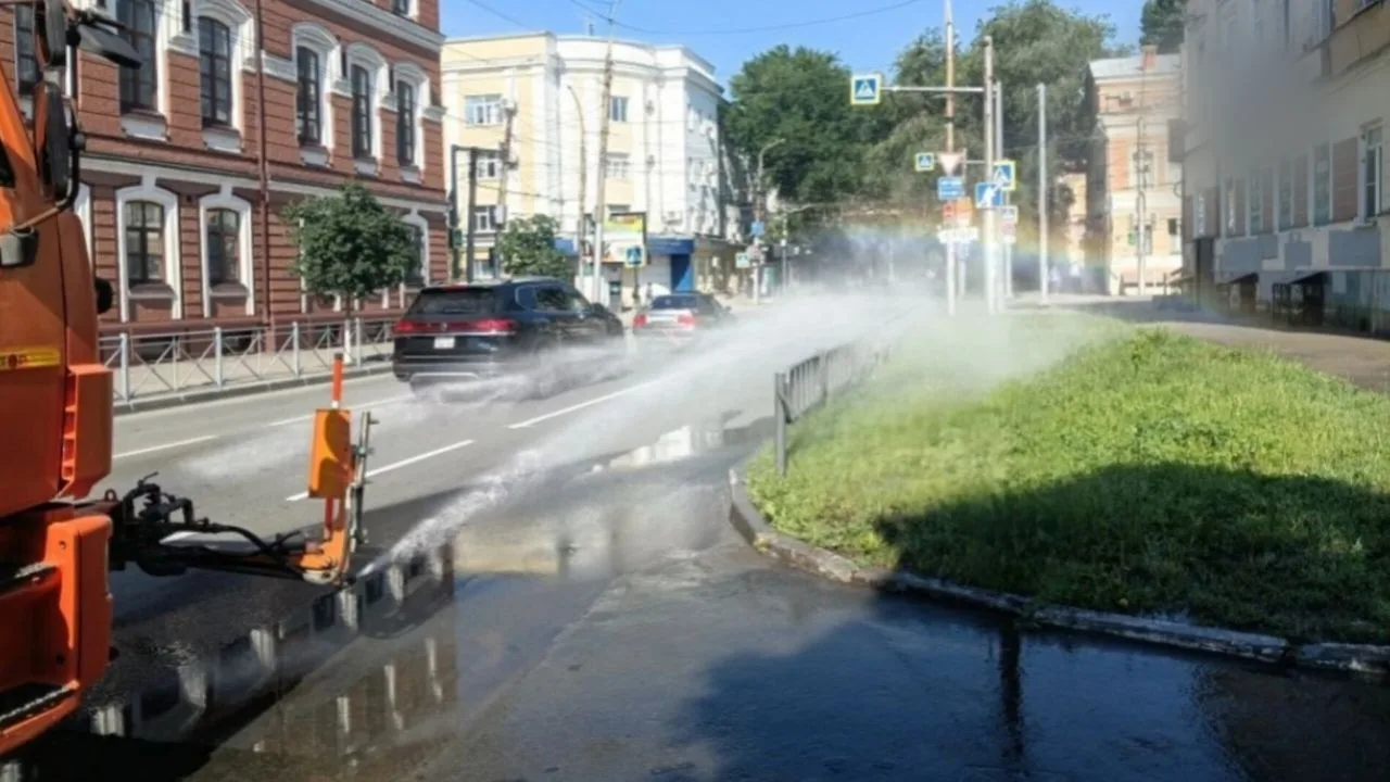 🧹Сотрудниками коммунальной службы продолжаются мероприятия по благоустройству

▫В течение суток про