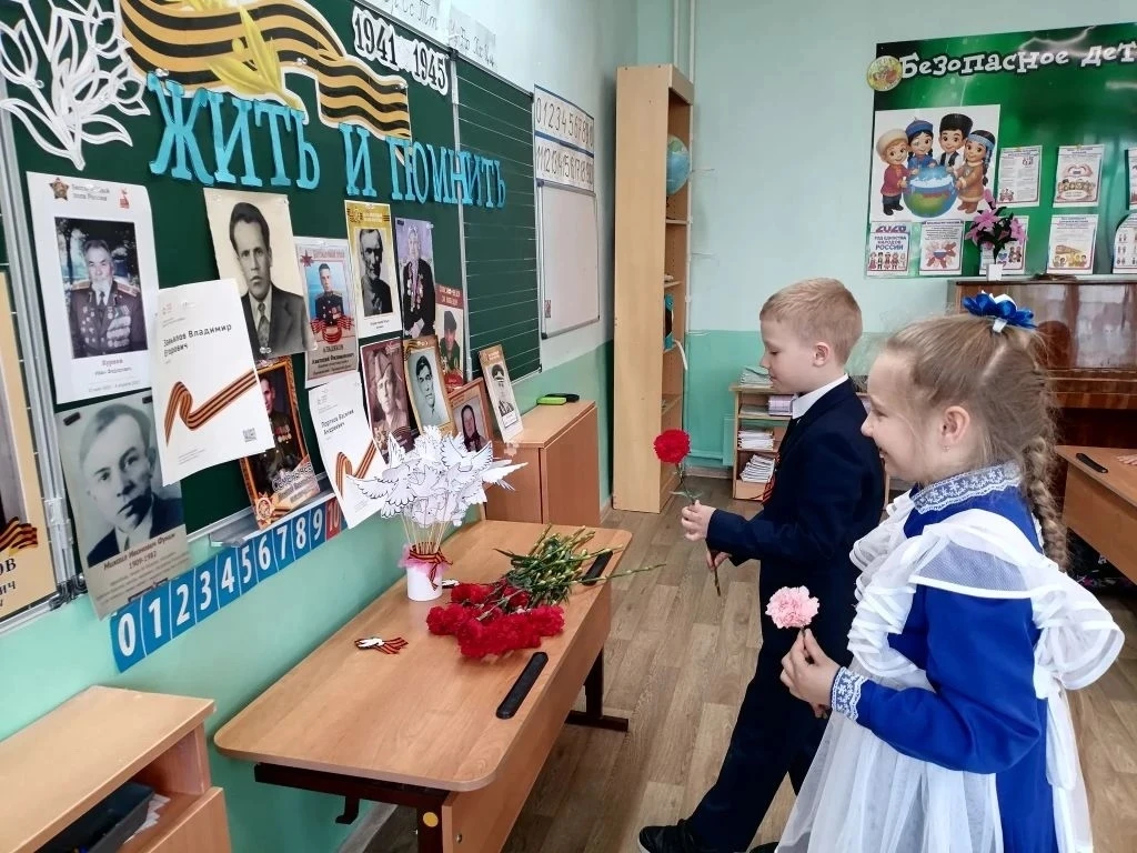 «Нам жить и помнить»  ✅В преддверии дня Великой Победы для обучающихся 1В класса прошёл урок памяти 
