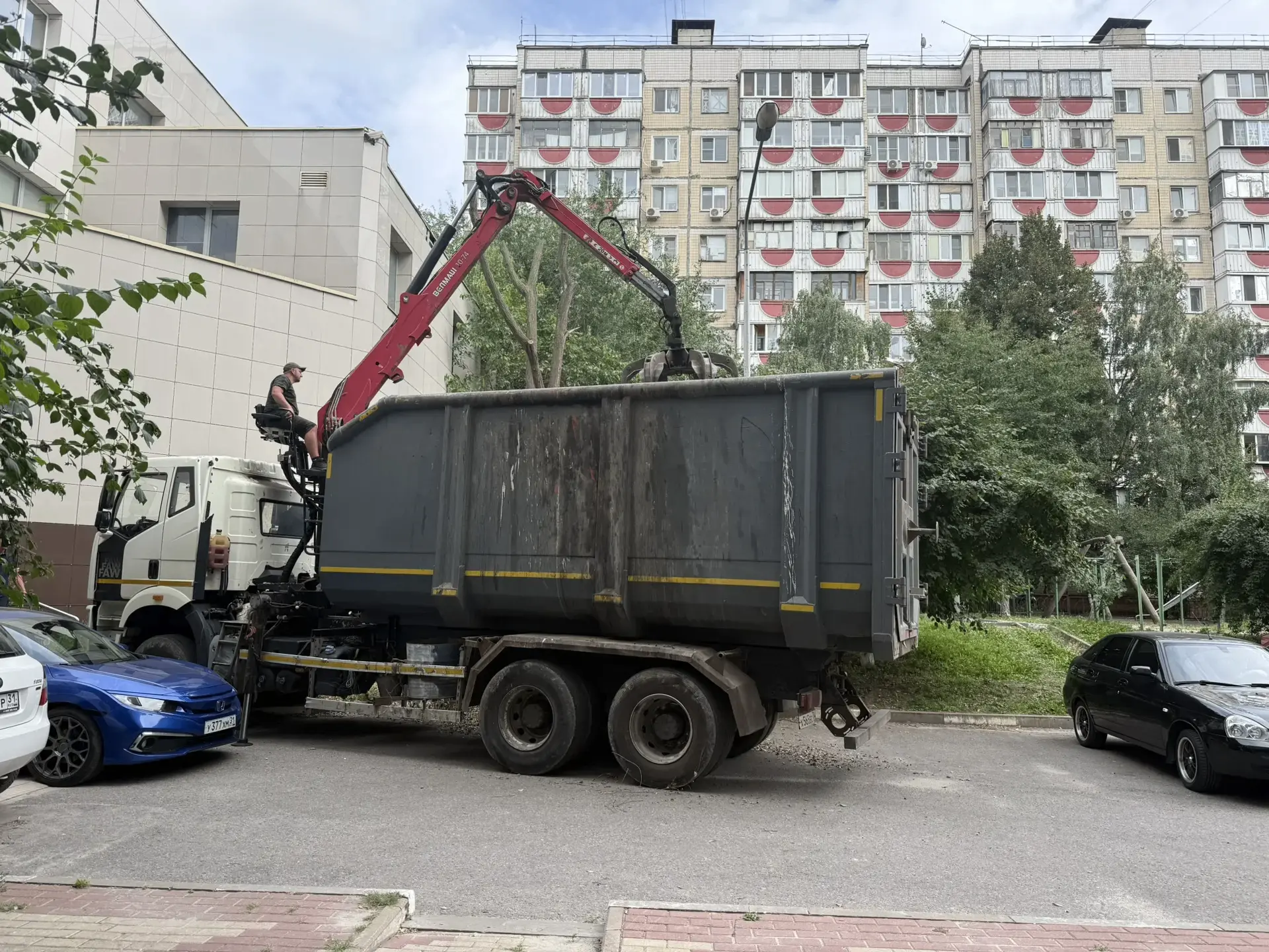 Вывезли спиленные ветки по Народному бульвару, 91 и 89.