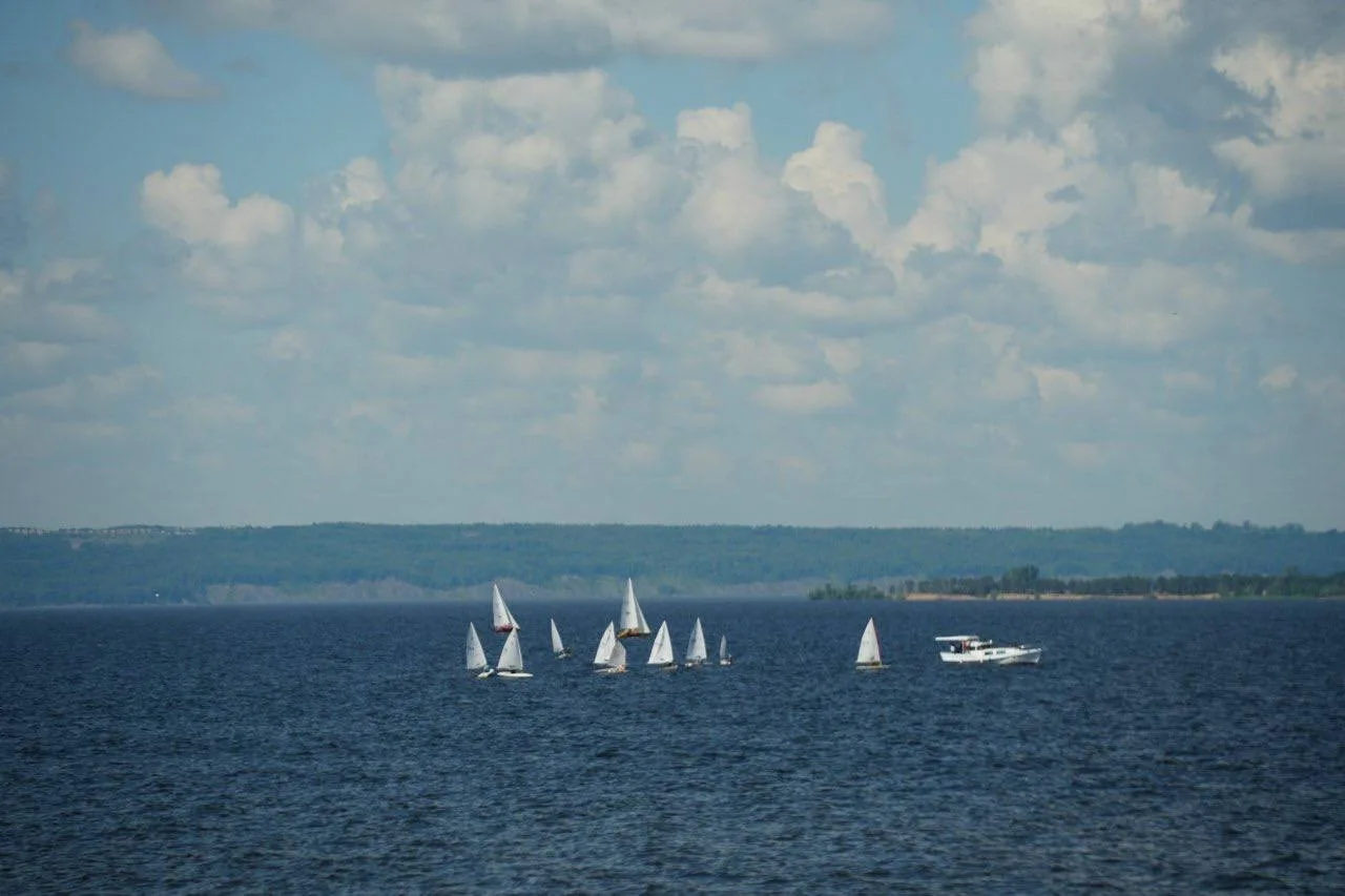 ⛵️ В акватории Волги стартовали городские соревнования по парусному спорту.

Спортсмены уже вышли на