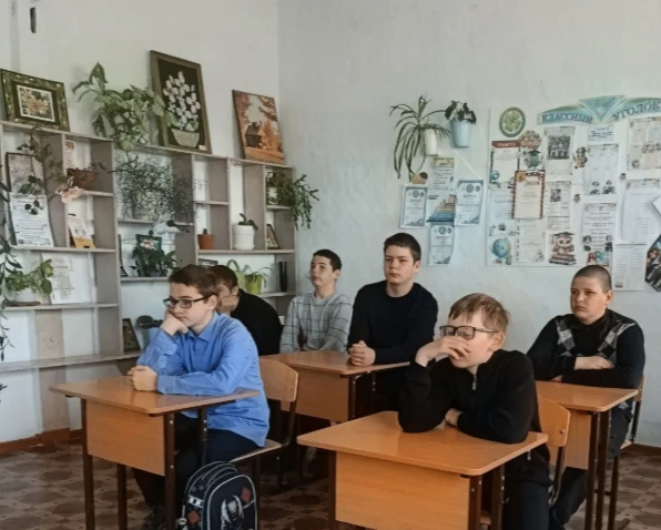 Утро понедельника, 18 мая 2026 года, началось с торжественной церемонии в школе. Госуда...