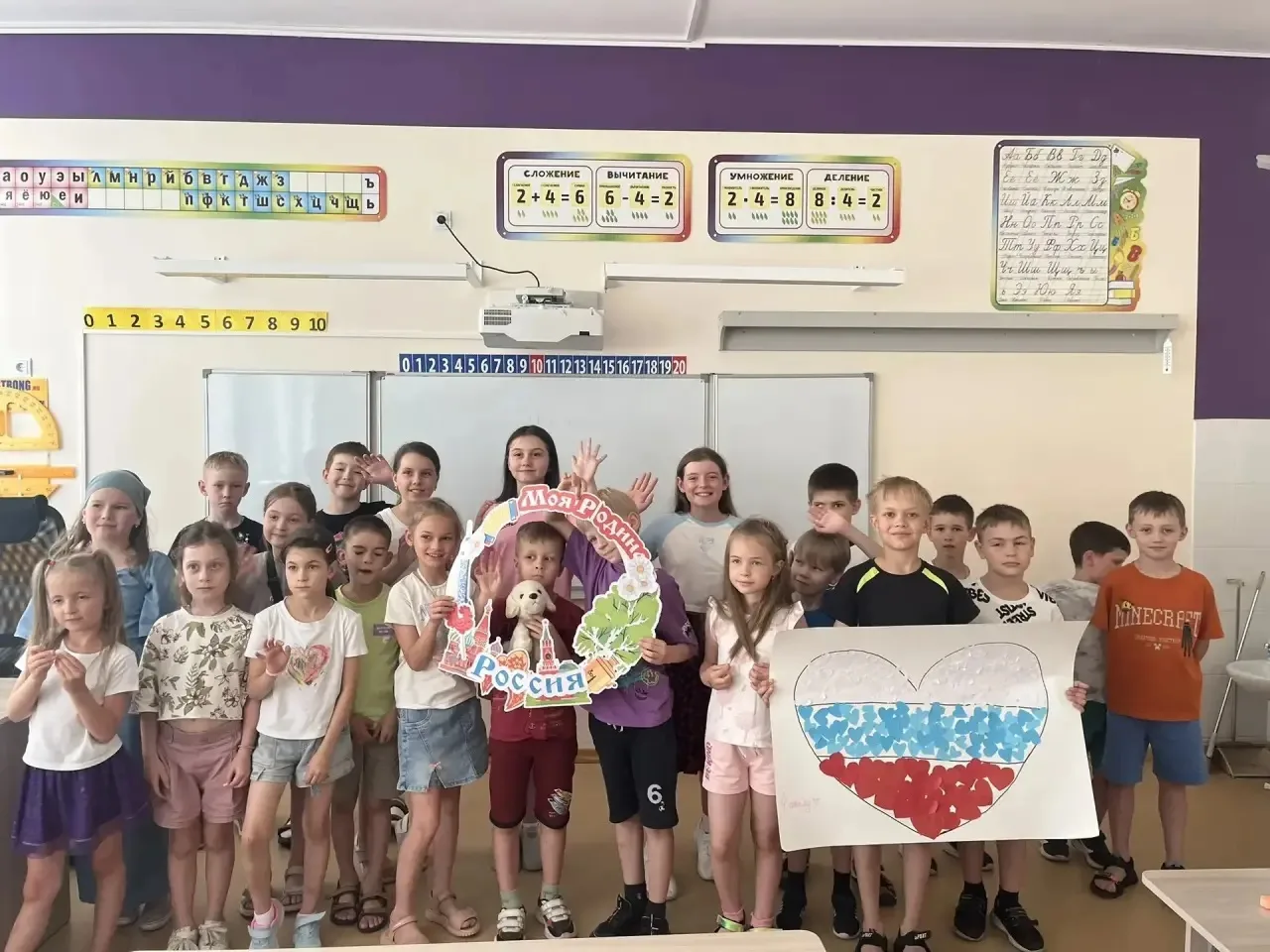🎉ДЕНЬ РОССИИ В ПРИШКОЛЬНОМ ЛАГЕРЕ🥳

В четверг, накануне Дня России, ребята из пришкольного лагеря 