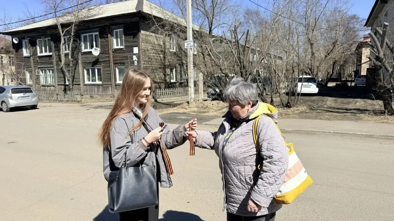Обучающиеся гимназии № 1 провели уличную акцию «Георгиевская ленточка».   27 апреля обучающиеся гимн