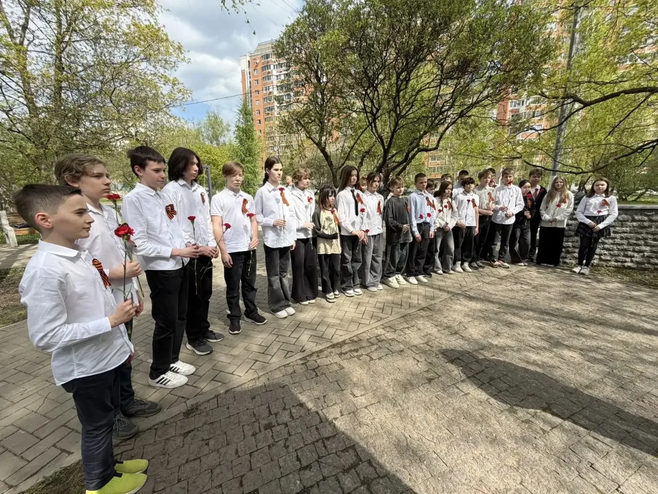 🕊️«Никто не забыт и ничто не забыто» - Горящая надпись на глыбе гранита. Поблекшими листьями ветер и