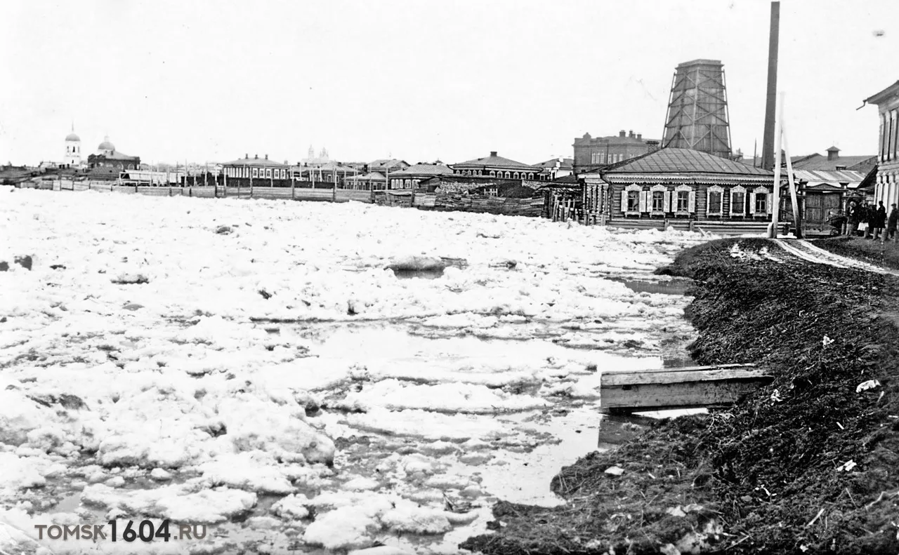 Предлагаю сравнить два вида на набережную Томи — во время ледохода в 1910-х годах и в н...