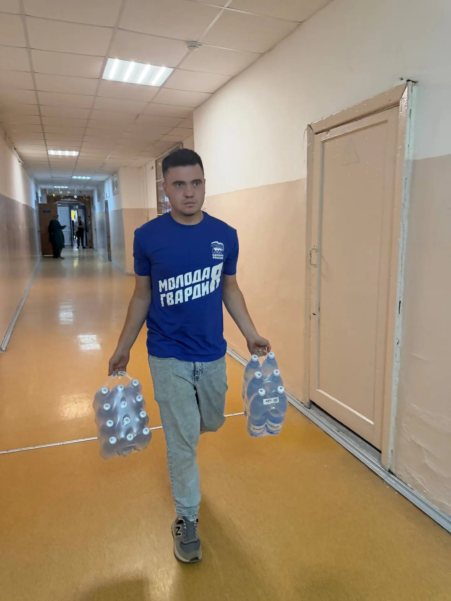 Волонтеры «Молодой Гвардии Единой России» передали вещи первой необходимости в пункты в...