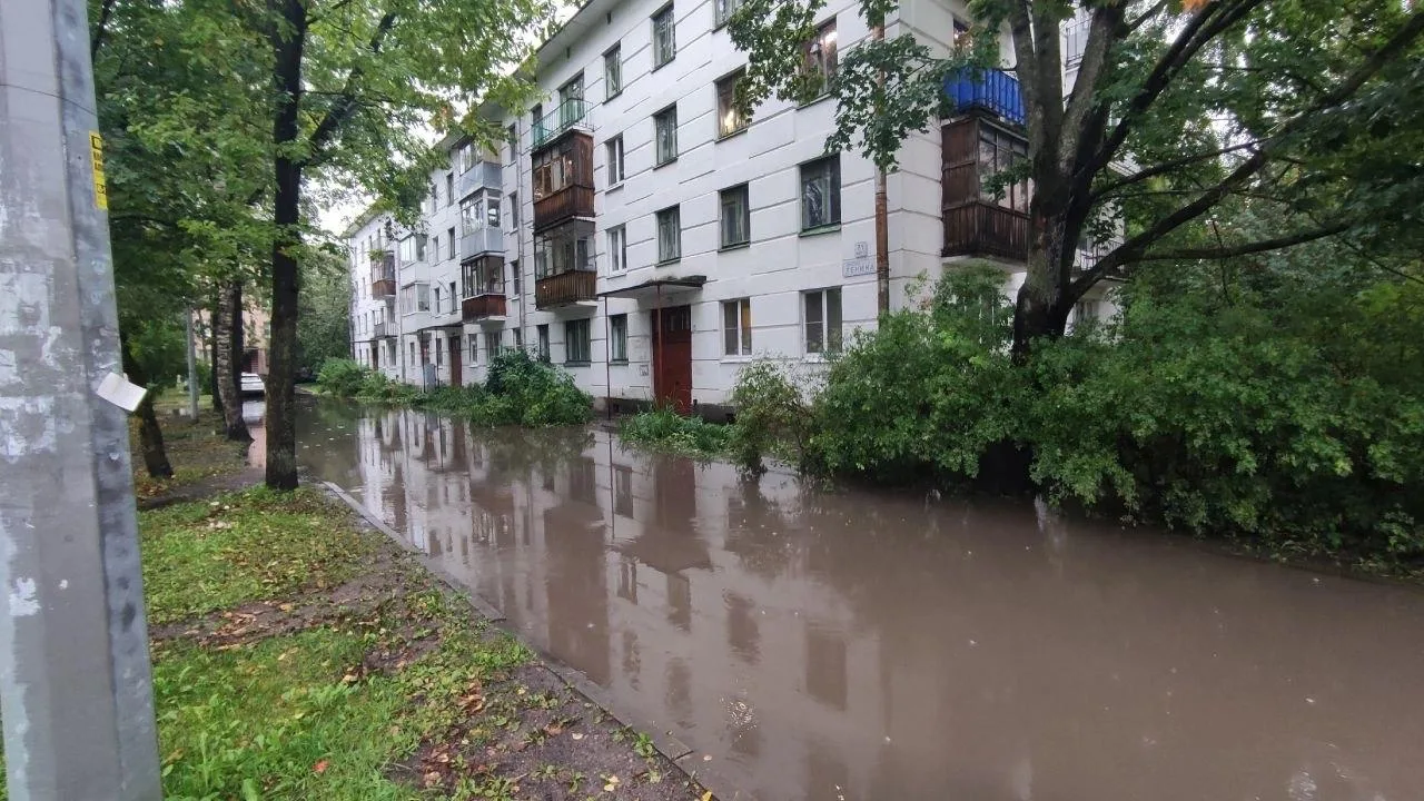 🌧️ После дождя у домов на проспекте Ленина образуется настоящий «водоём»