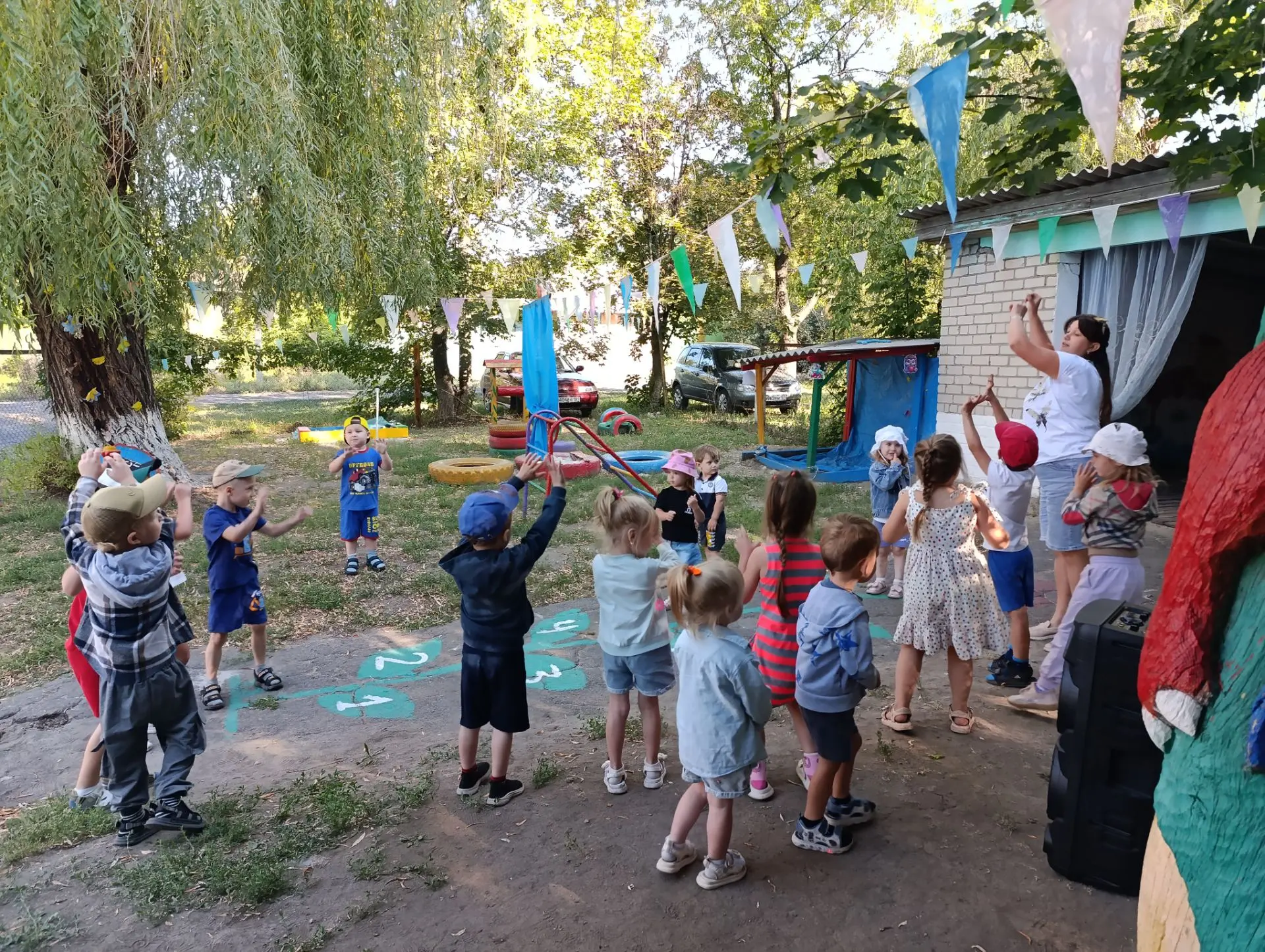 В нашем детском саду день начинается с весёлой зарядки! 😄 Малыши строятся в кружок, вк...