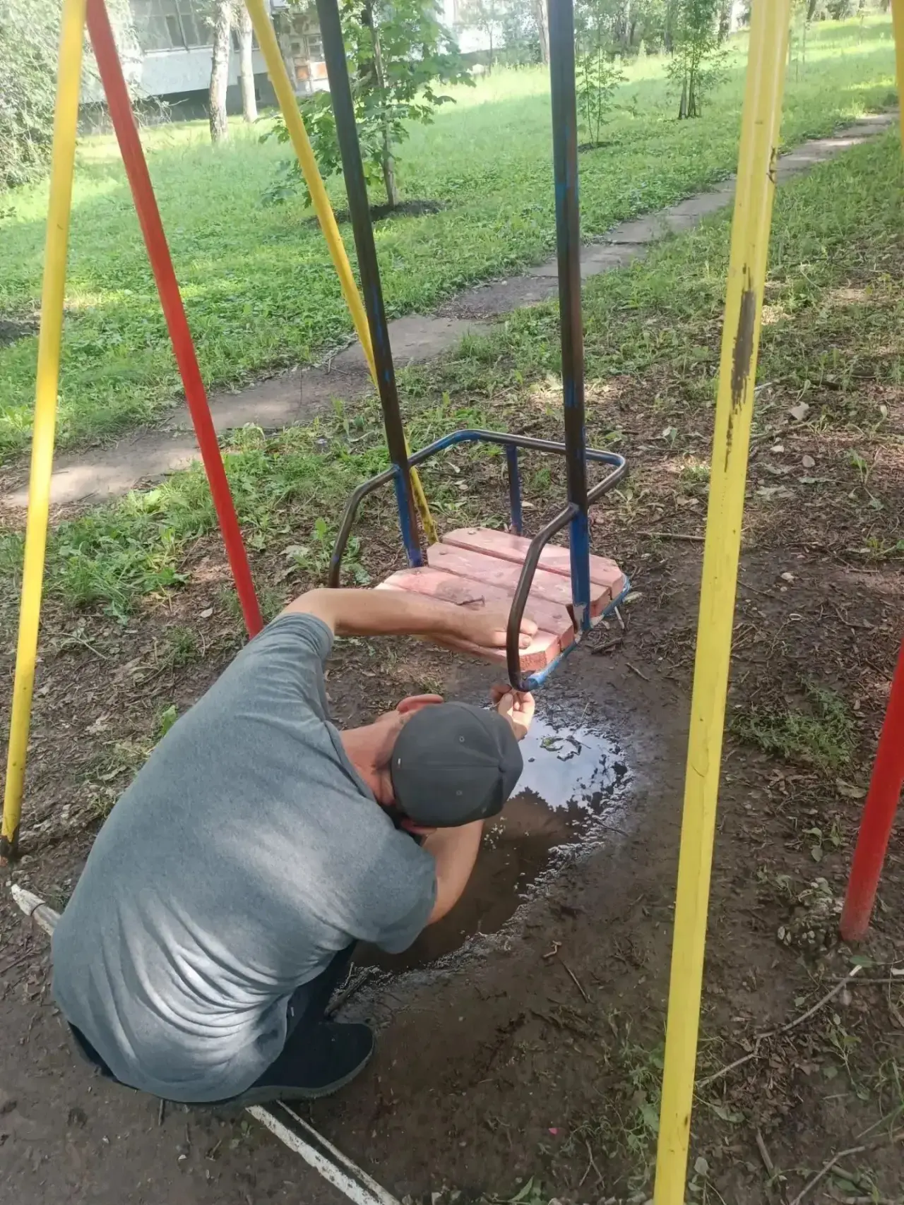 Выглянуло солнце☀️, и мы сразу взялись за триммеры, газонокосилки и приступили к покосу...