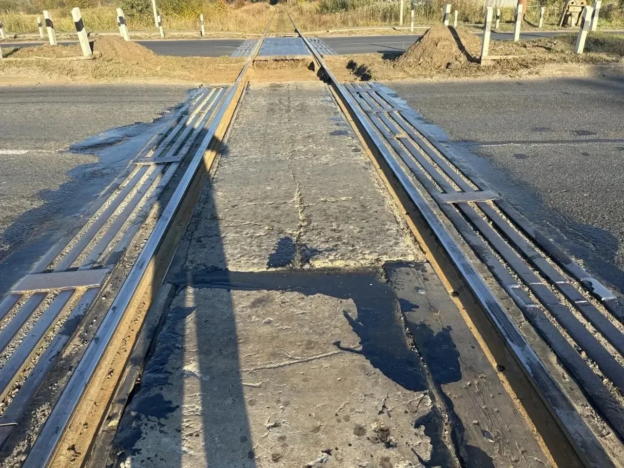🛤️ В Архангельске отремонтировали железнодорожный переезд – для этого потребовалось вм...