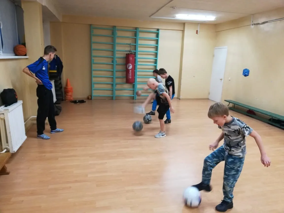 У этих детей нет дома. Нет родителей, к которым можно прижаться, когда страшно. Они мол...