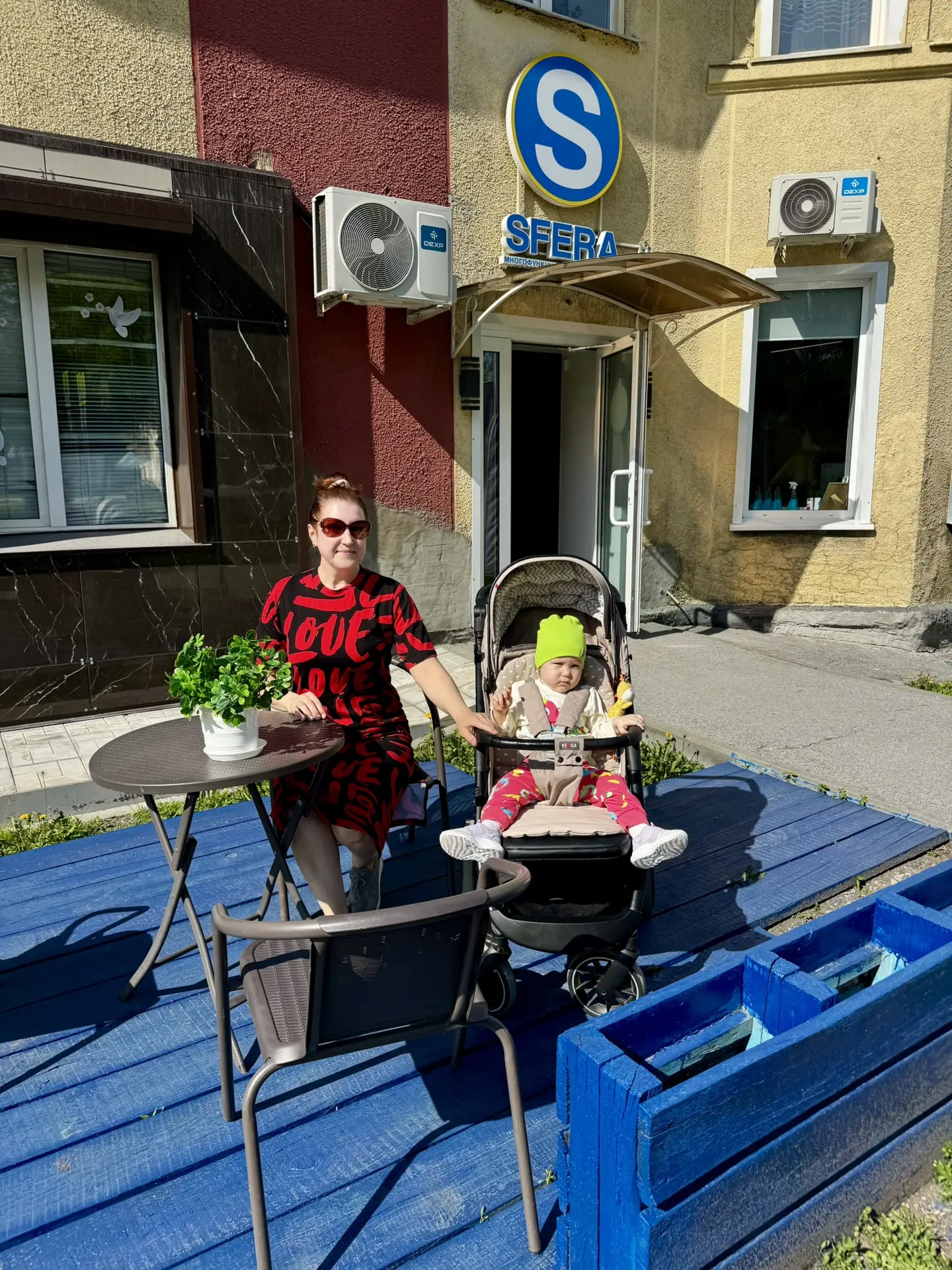 За окном — чудесная погода, а рядом с нашим офисом — уютная зона отдыха с удобными стол...