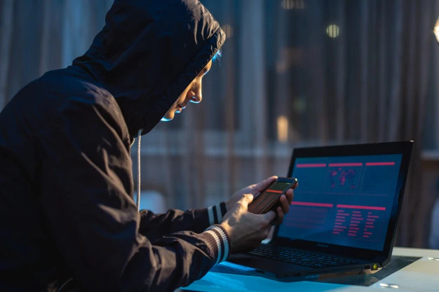 ВТБ предупредил о новой схеме мошенников для контроля над смартфоном