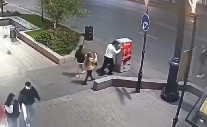 😡На Любинском проспекте компания подростков решила угнать чужой холодильник.