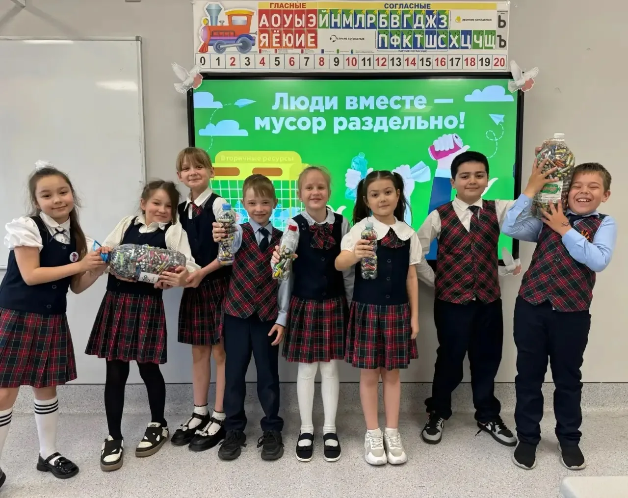 💚 Ребята из 2 «Д» , 2 «В» и 3 «З» класса приняли участие в экологической акции по сбор...
