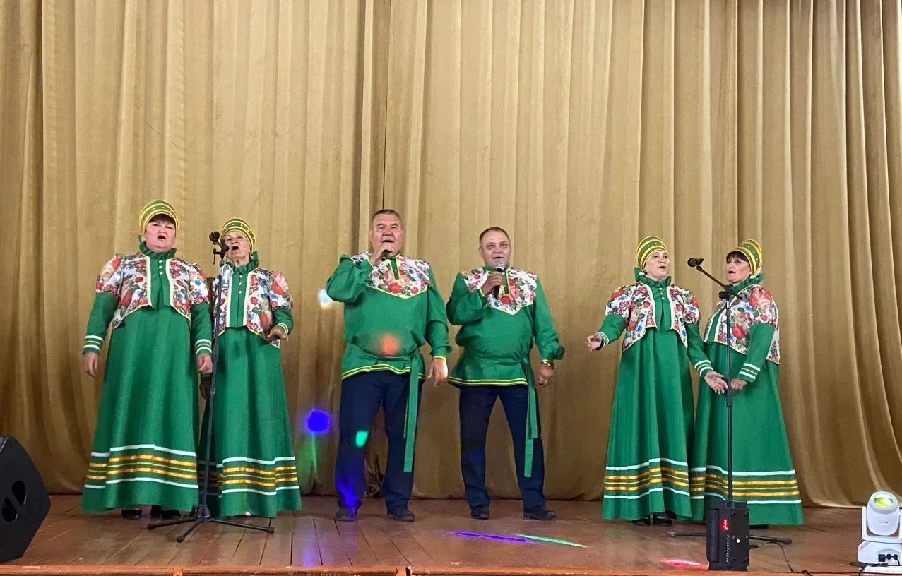 Сегодня в 1-Засеймском СДК состоялся праздничный концерт посвящённый Дню России. (на сн...