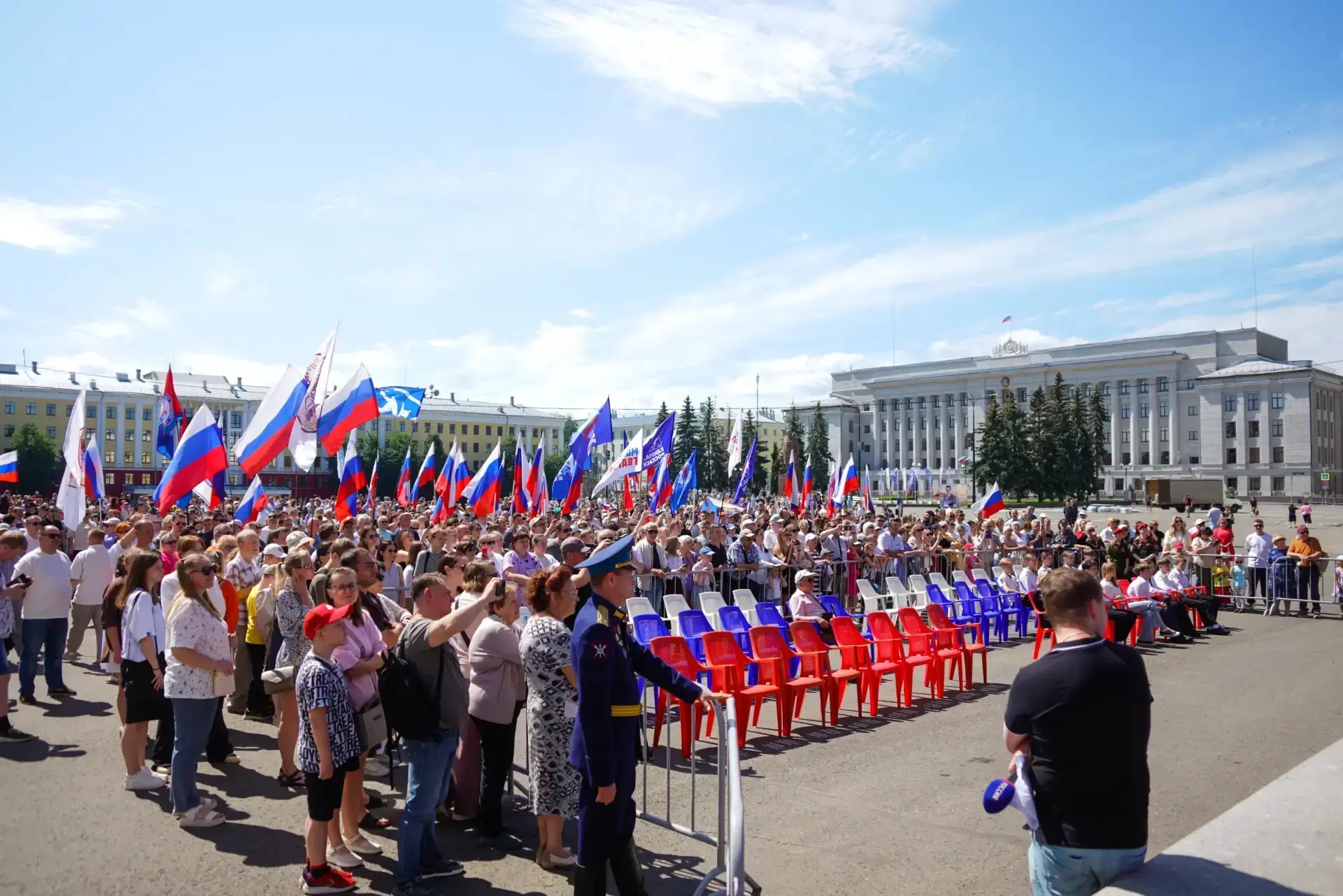 На главной площади города поздравил жителей Кировской области с Днем России.