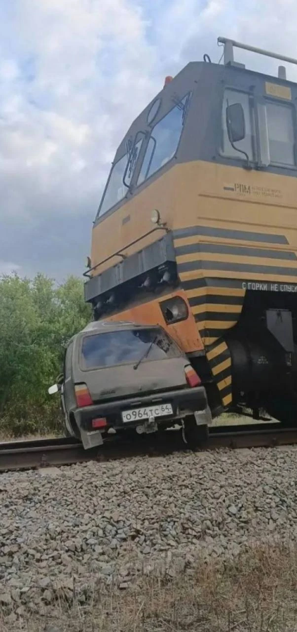 В Краснопартизанском районе на железнодорожном переезде произошла смертельная авария.