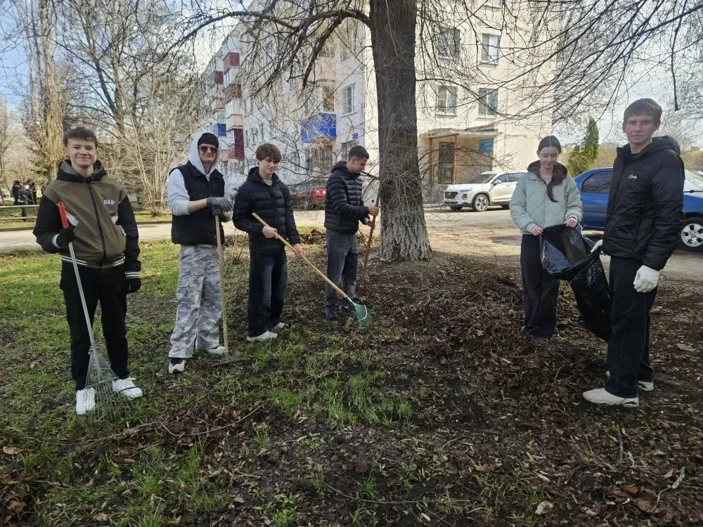СУББОТНИК В МБОУ "СОШ N3": ВКЛАД В ЧИСТОТУ И УЮТ 🌿🌿🌿🌿🌿🌿🌿🌿🌿🌿  ☘️Чистота начинается с нас: 💪 Коллектив