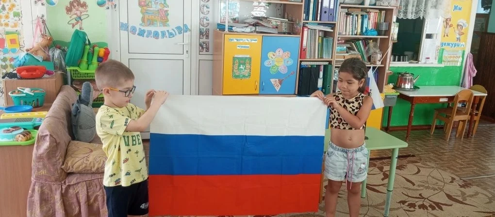 В преддверии Дня России в группе "Непоседы" прошла беседа с детьми: "Моя Родина - Россия". 
В ходе у