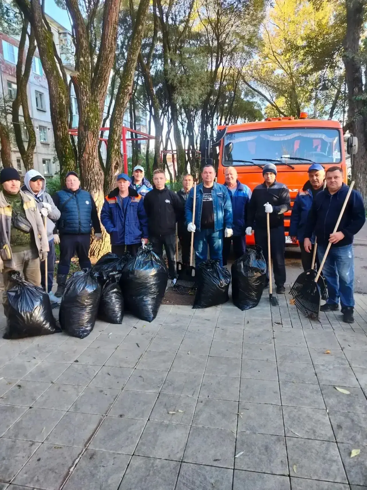 В рамках городского месячника по благоустройству продолжаем наводить порядок.