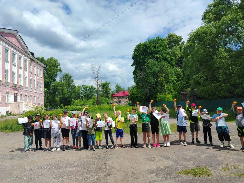 Победители и призёры конкурса рисунков "Здравствуй, лето!" в летнем лагере "Юная смена"