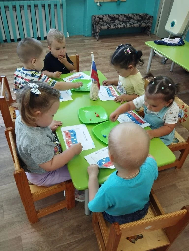 🇷🇺 А вот и наши самые маленькие патриоты! Воспитанники группы «Солнышко» 🌞тоже не мо...