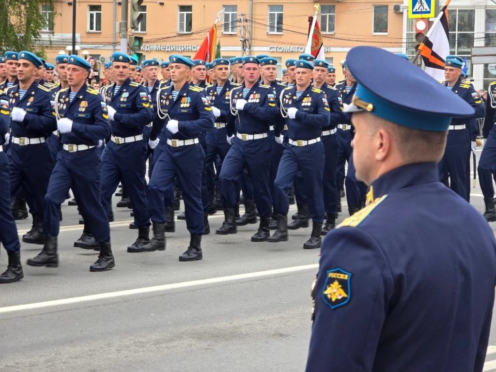 В Рязани встретили курсантов-десантников, принимавших участие в Параде Победы в Москве  Торжества бы