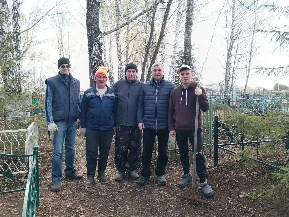 В селе Кувады прошёл субботник на кладбище в рамках санитарно-экологического двухмесячника.  Жители 