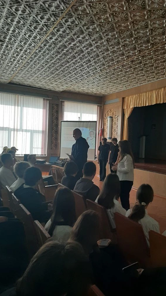 Учащиеся 8а 8б 8в 8м классов посетили классный час "Профессионализм: Твой выбор в будущем"  Преподав