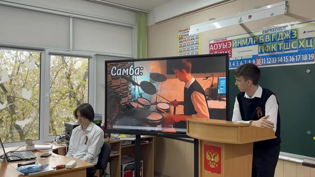 📚✨ Сегодня во 2-м корпусе МОУ СОШ №18 — настоящий праздник знания и таланта! ✨📚  Учащиеся 10-го клас