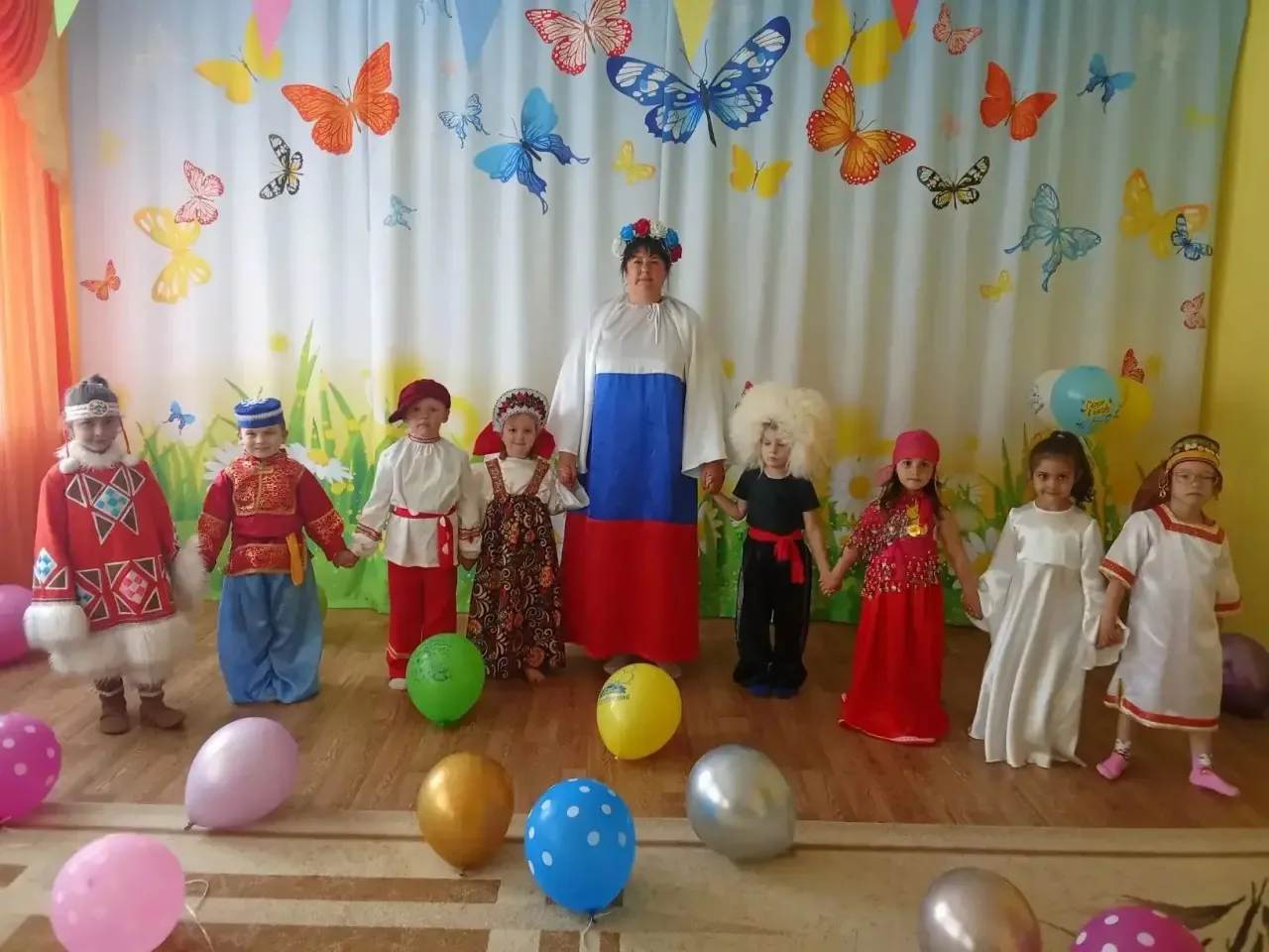 🇷🇺 В нашем детском саду прошла акция «Хоровод Единства»!

В этом году — особенно ярко: дети водили