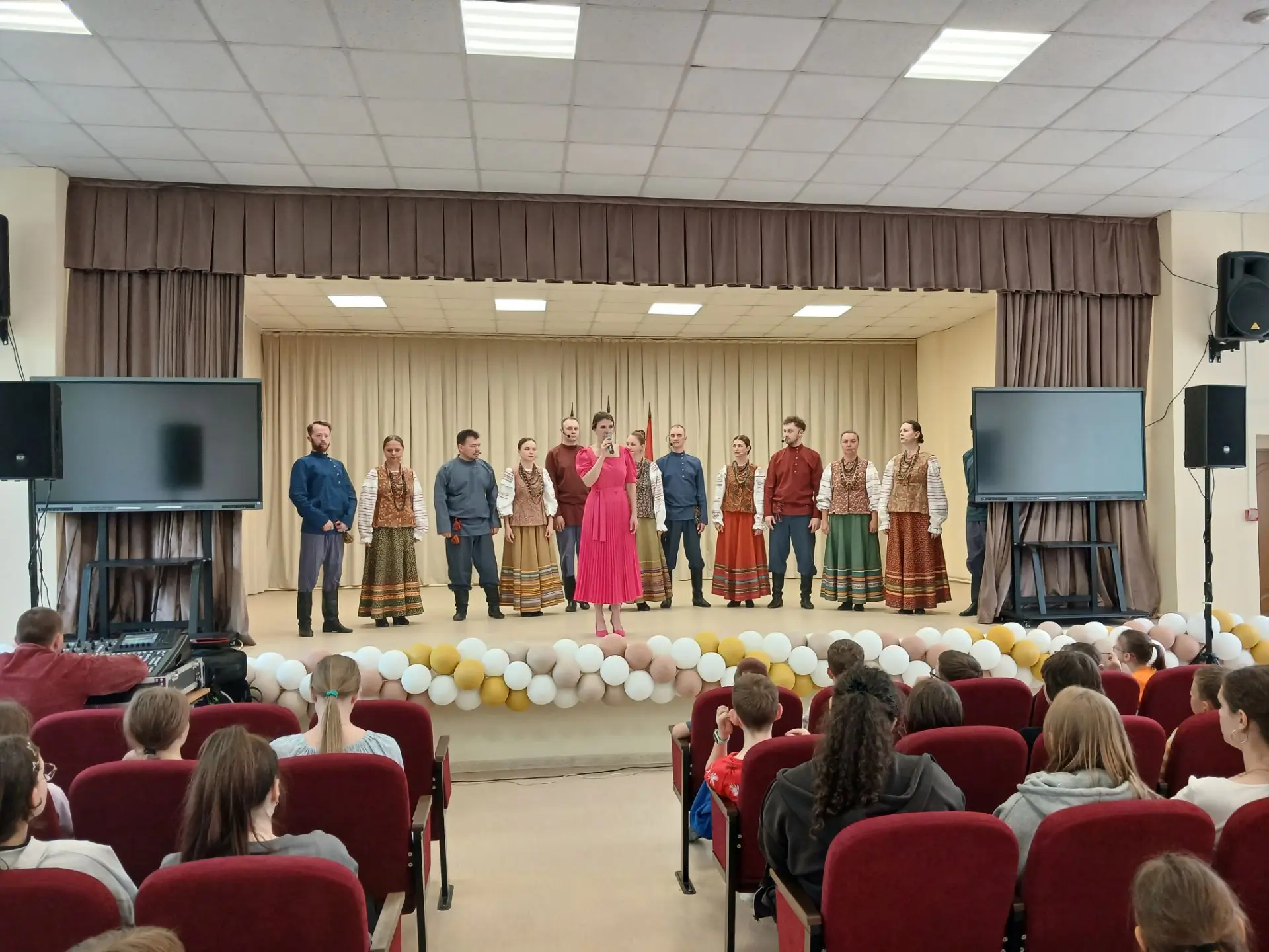 Время уносит события Великой Отечественной войны все дальше в историю, но скорбь по погибшим, щемяща