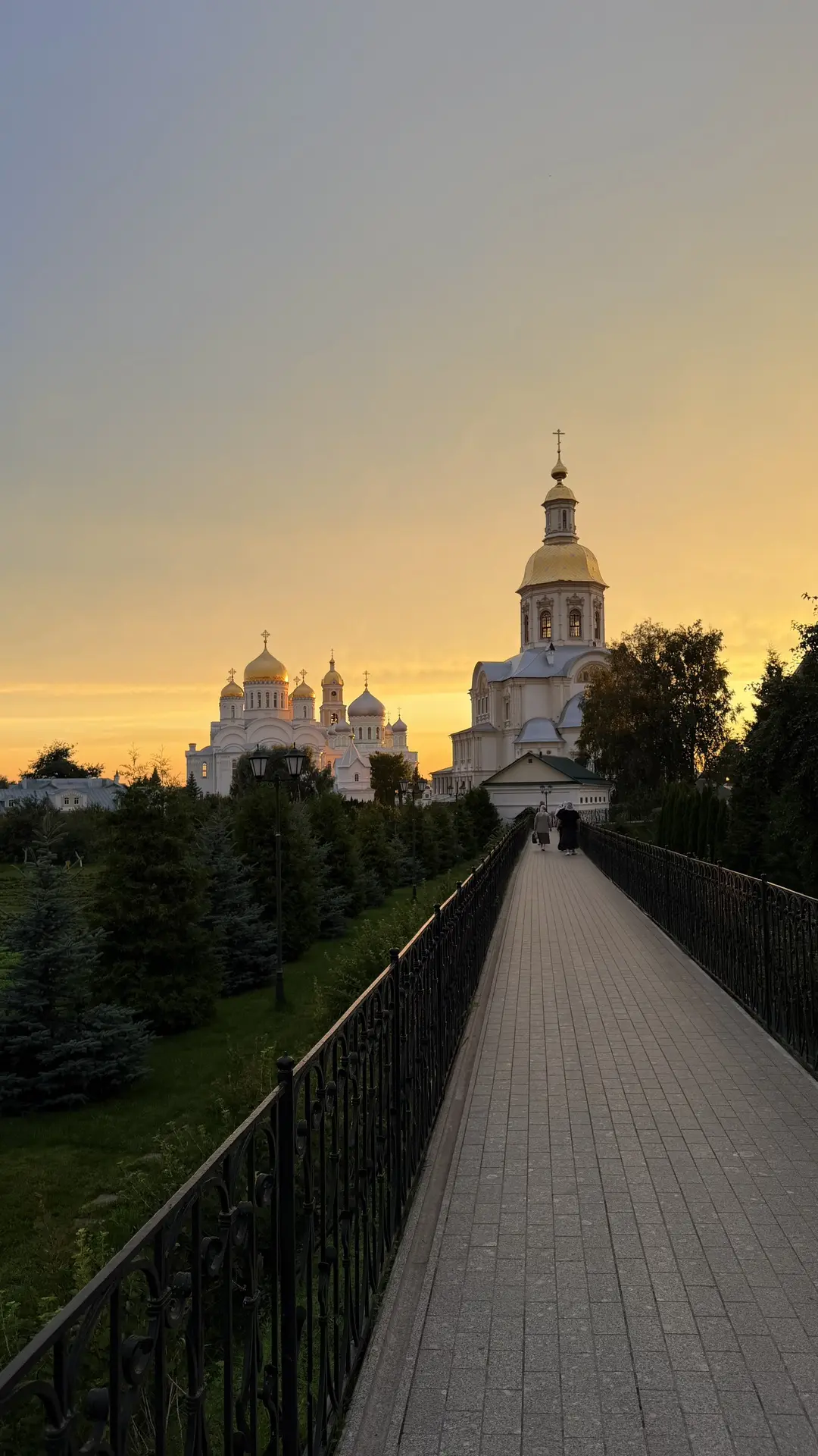 Я точно знаю что такое благодать.
Это когда одновременно чувствуешь радость, спокойствие и необъясни