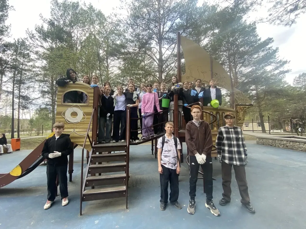 🌿 Субботник в городском парке: готовимся к 9 Мая вместе!  Сегодня, 7 мая, обучающиеся нашей школы вы