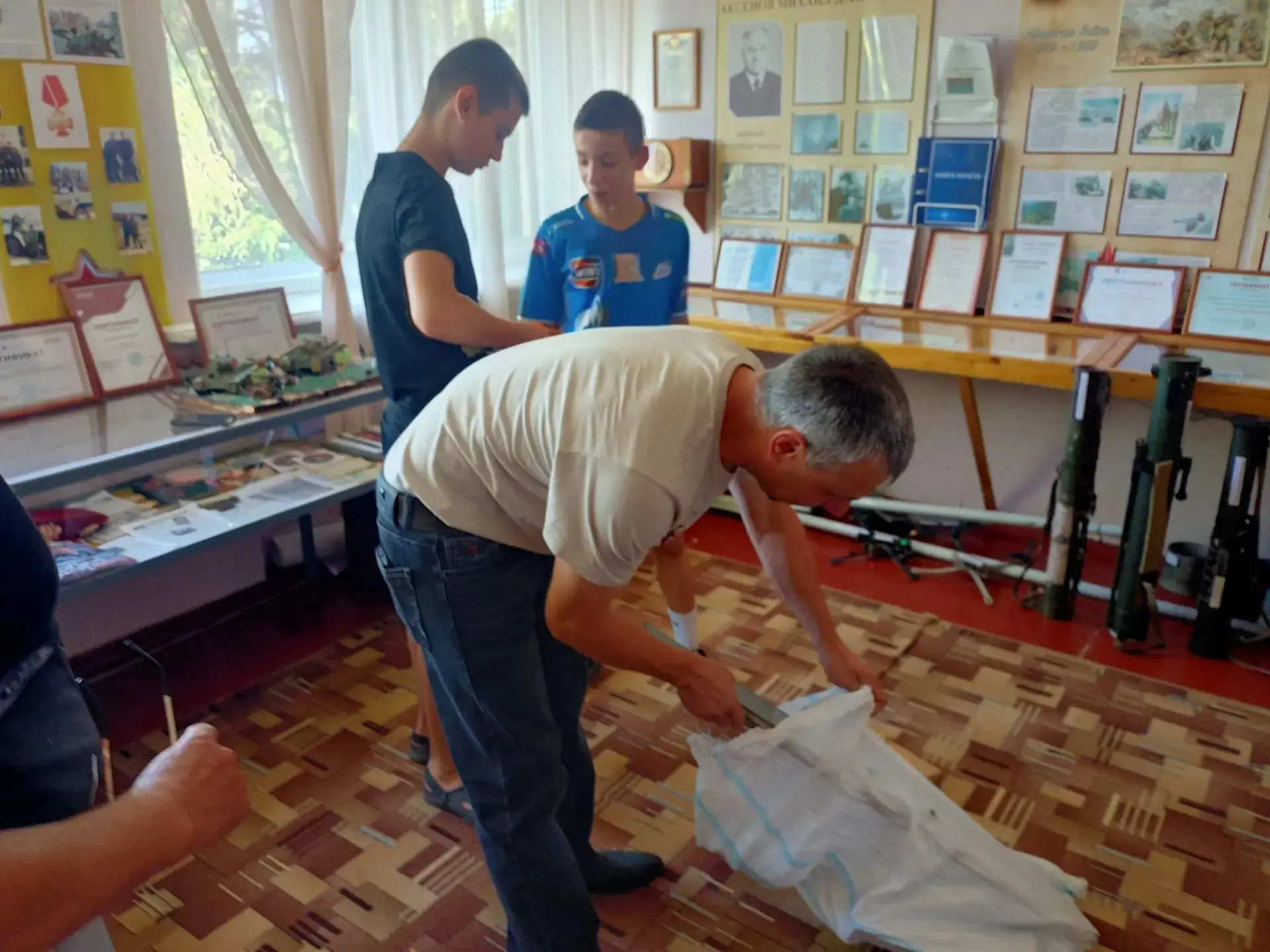 В школьном музее пополнение

Уже заканчивается июнь. Школьники активно отдыхают на каникулах. А музе
