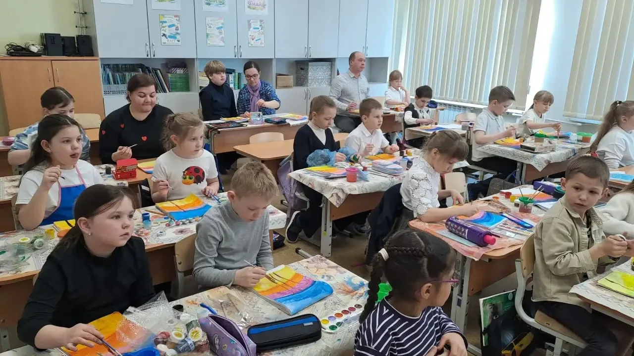 В 28-й состоялся мастер-класс для любителей живописи  Под руководством старшеклассников-наставников 