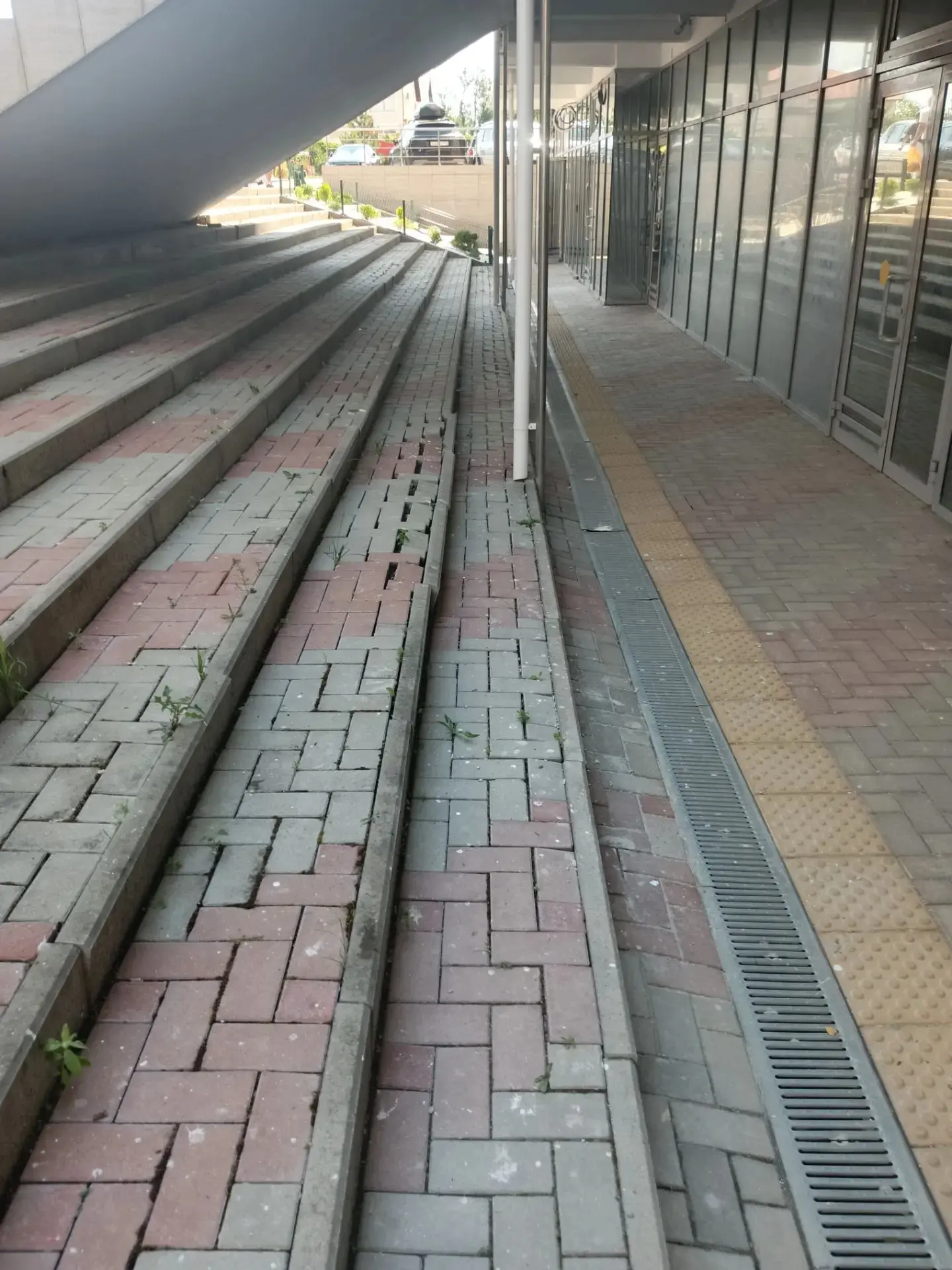 Произвели работы по восстановлению тротуарной плитки.
