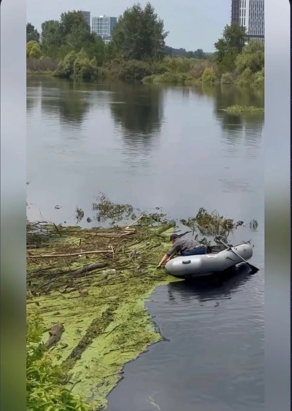 На реке и по всей зареке ужасный запах болота и канализации, вода черная. На видео мест...